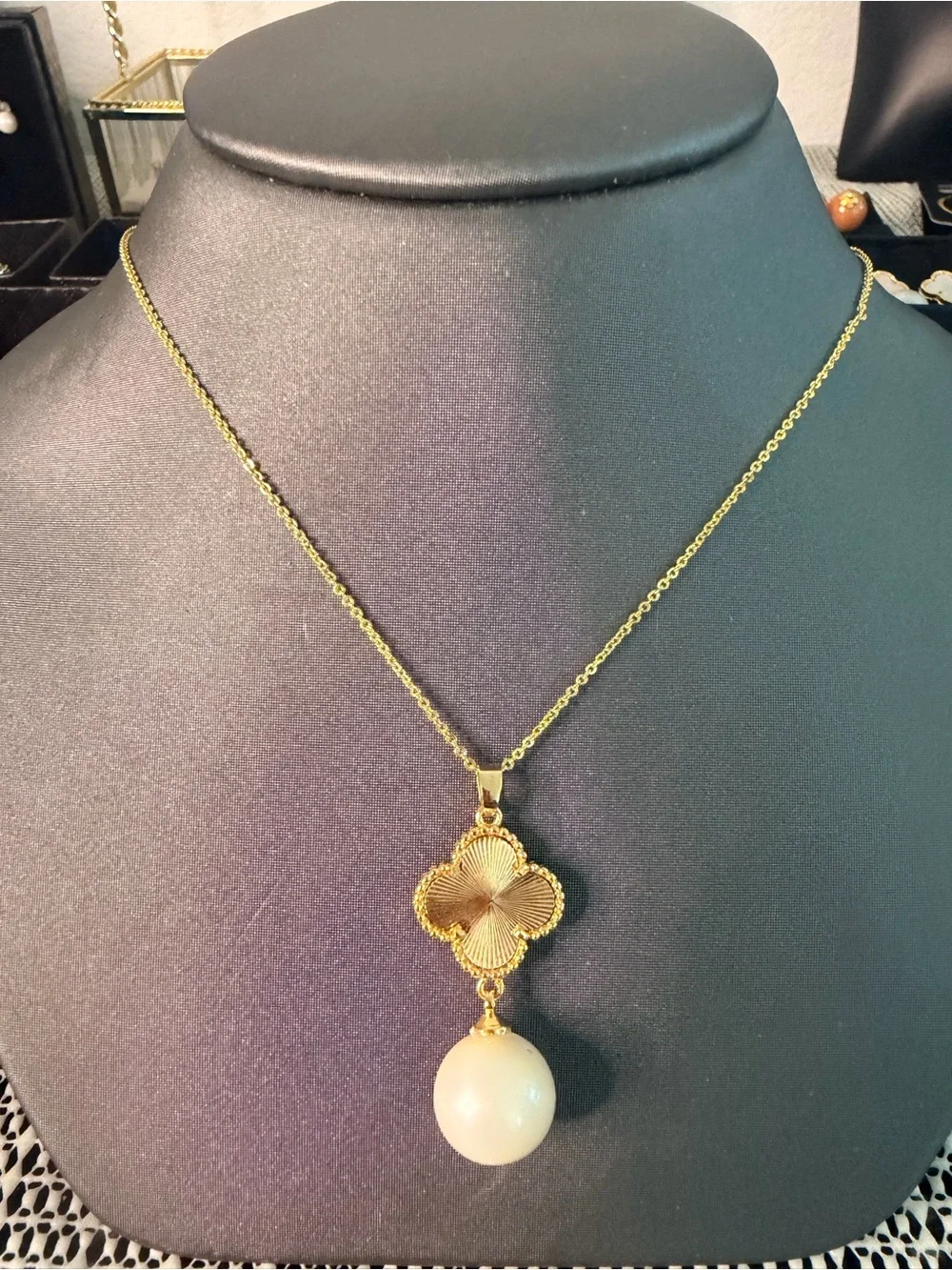 Gold Clover Pendant Necklace with Authentic South Sea Pearl Drop